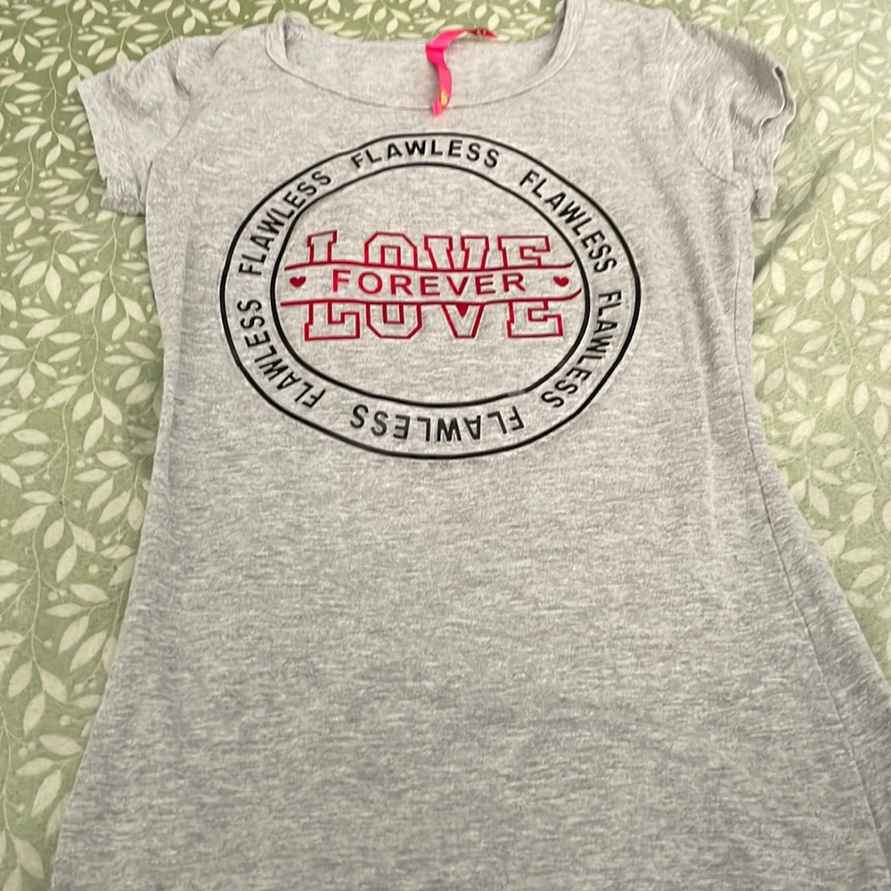 This is a really cute gray shirt